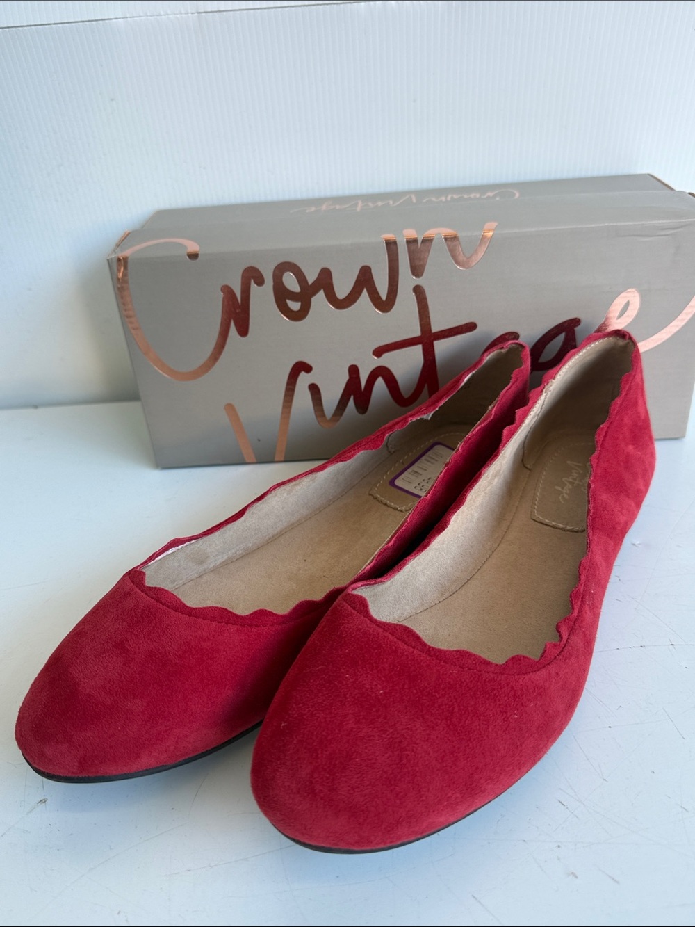 NEW IN BOX BLEECKER & BOND WESLYN RED SUEDE FLATS SIZE 11 SHOES SCALLOP